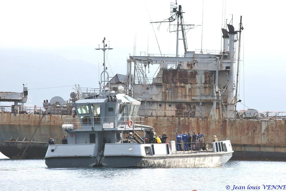 La coque de l’ex-Argens transférée à la base navale de Toulon