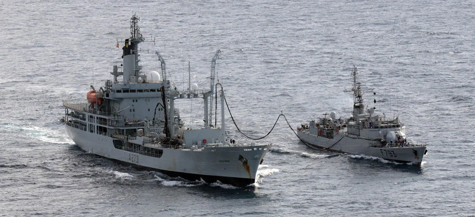 L’aviso Cdt Blaison et le pétrolier de la flotte auxiliaire Black Rover
