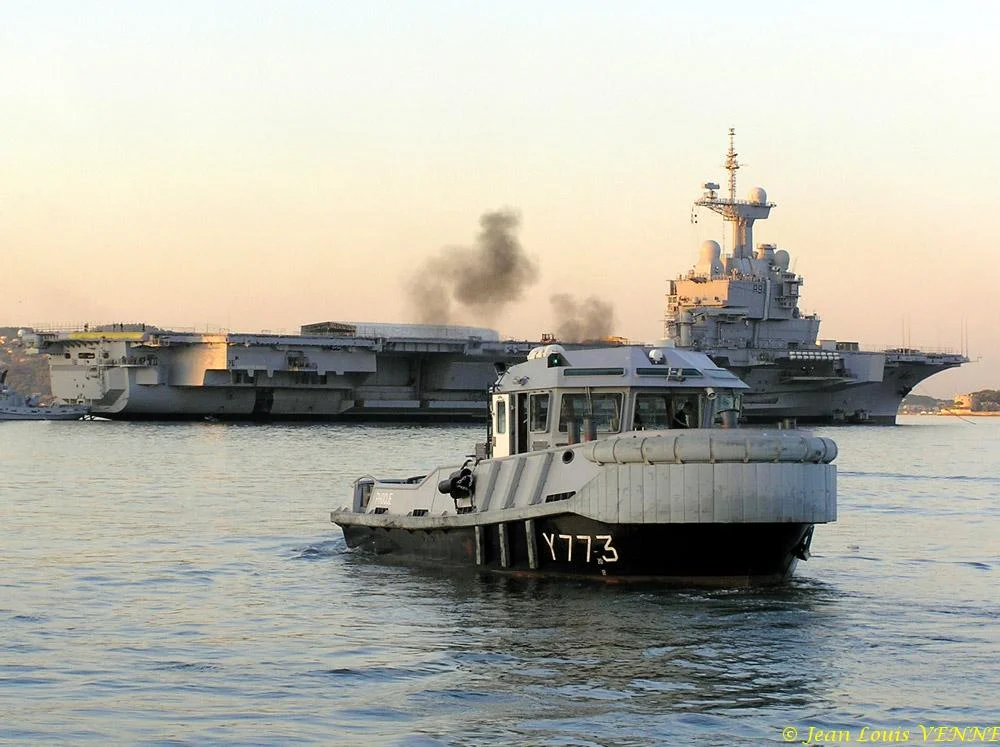 Le Charles de Gaulle sort du bassin