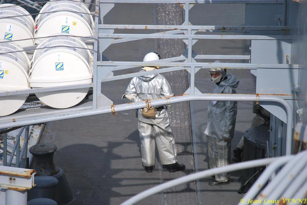 Un pompier attendant l'hélicoptère
