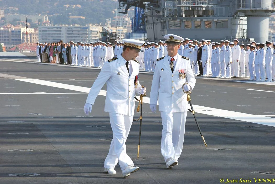 Le CV Rolland et le command en second passent l'équipage en revue