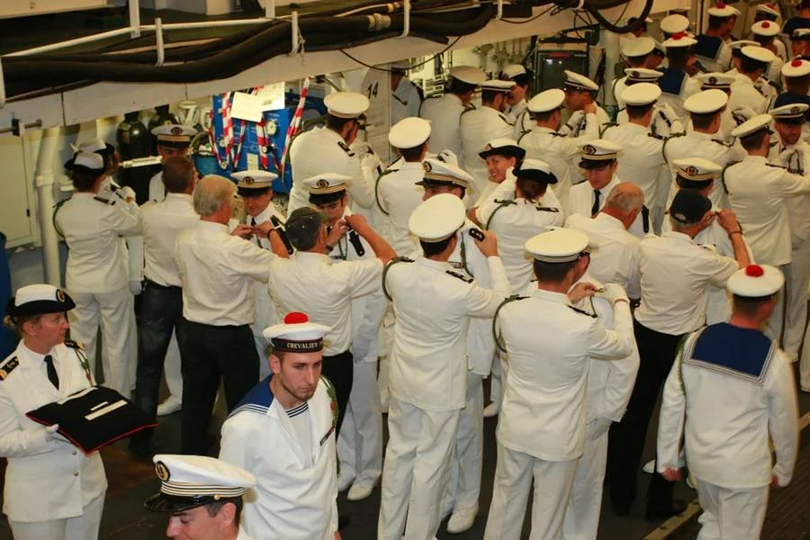 Remise de fourragères à bord du Chevalier Paul