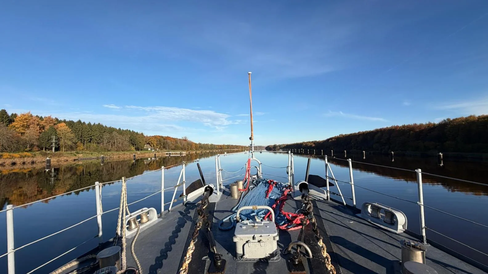 Un chasseur de mines franchit le canal de Kiel (Allemagne)