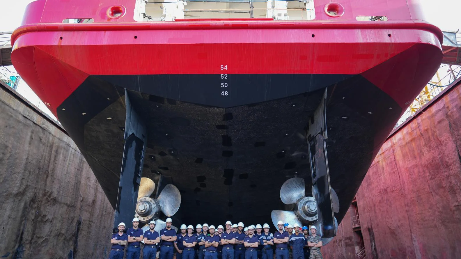 L'équipage réuni sous la poupe de l'Astrolabe