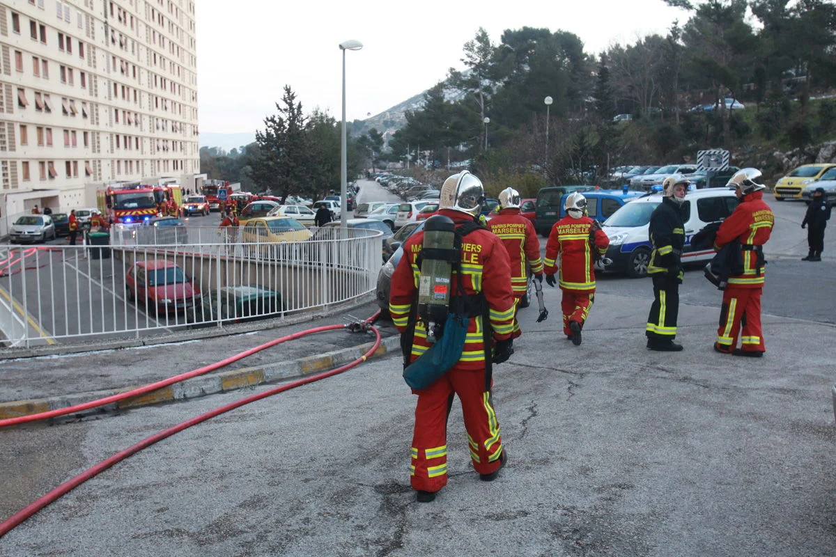 Le bataillon des marins pompiers de Marseille intervient pour une fuite de gaz dans la cité la Rouvière