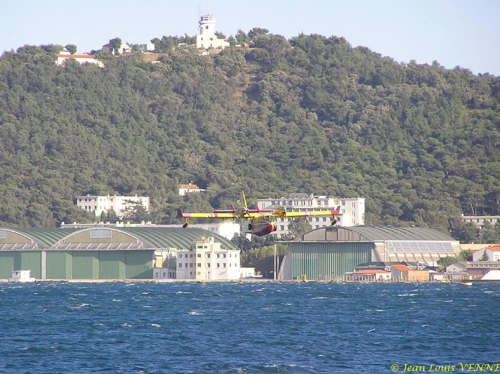 Les Canadairs interviennent au-dessus de Saint Mandrier