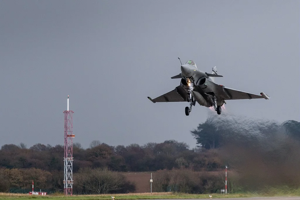 Décollage d'un Rafale de la Base Aéronautique Navale (BAN) de Landivisiau