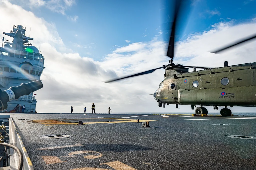 Un hélicoptère britannique se pose sur le pont du Tonnerre