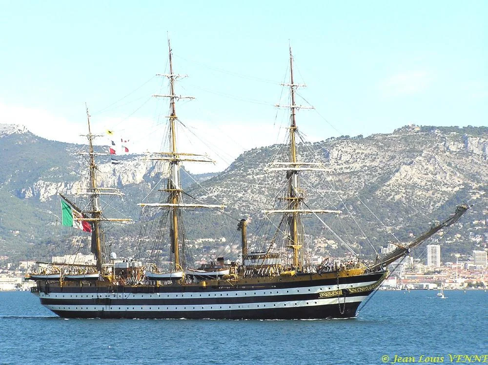 L’Amerigo Vespucci quitte Toulon