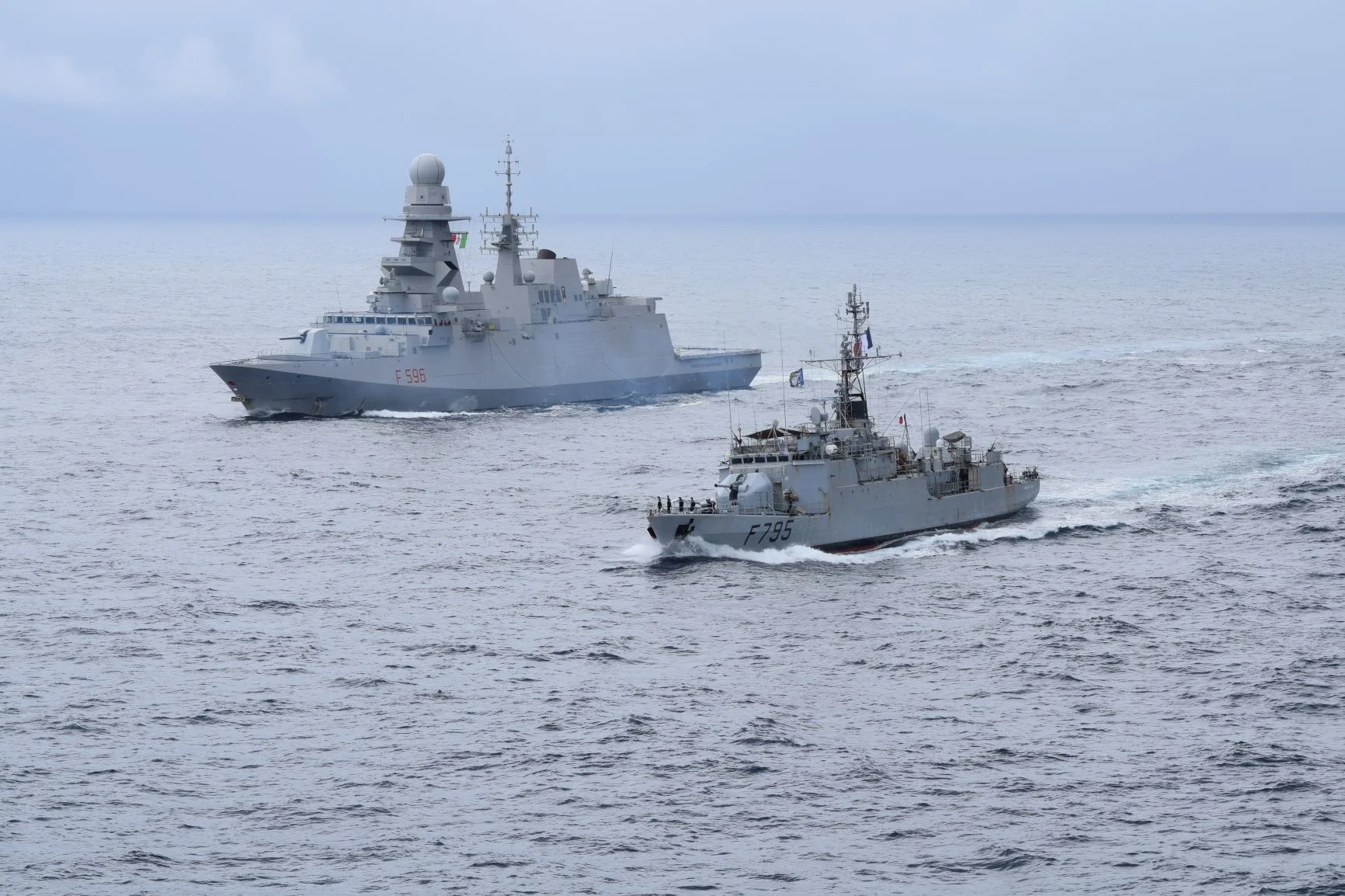 La frégate italienne Nave Federico Martinengo et le patrouilleur Commandant Ducuing
