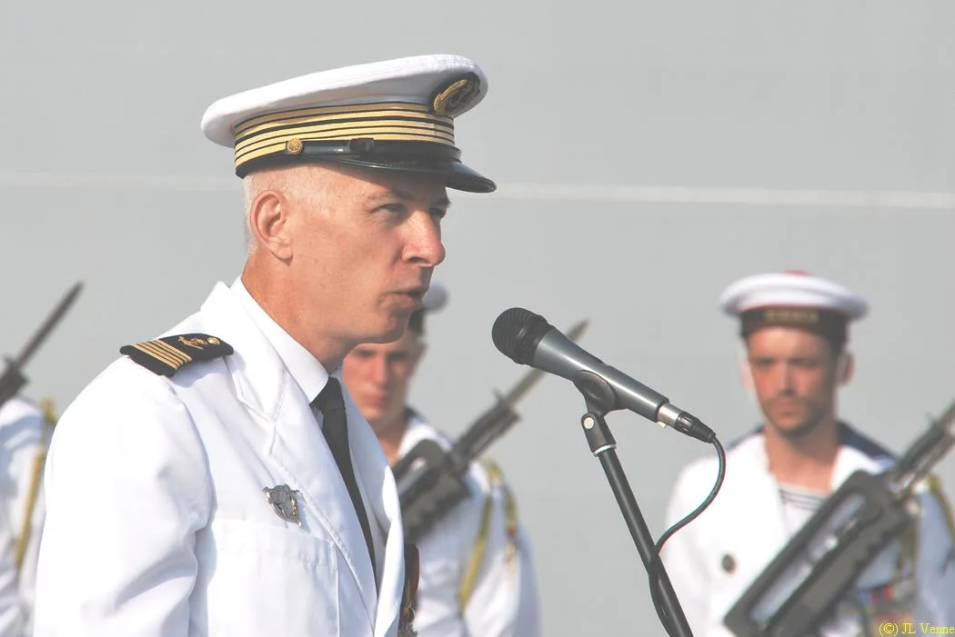 Le nouveau commandant s'adresse à l'équipage