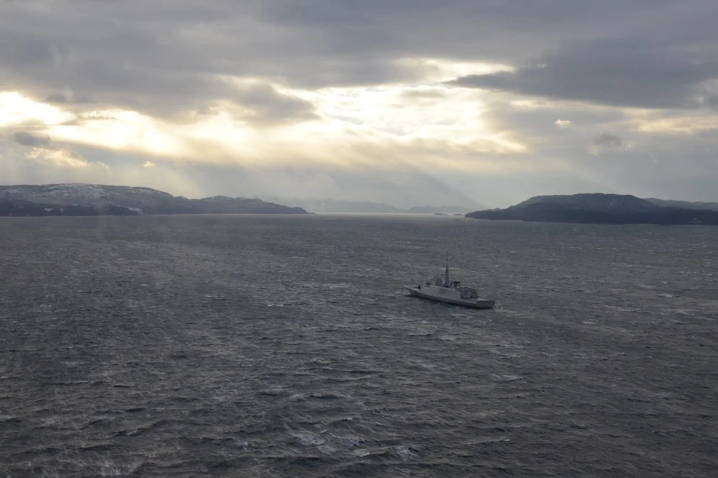 La frégate Provence dans les fjords norvégiens