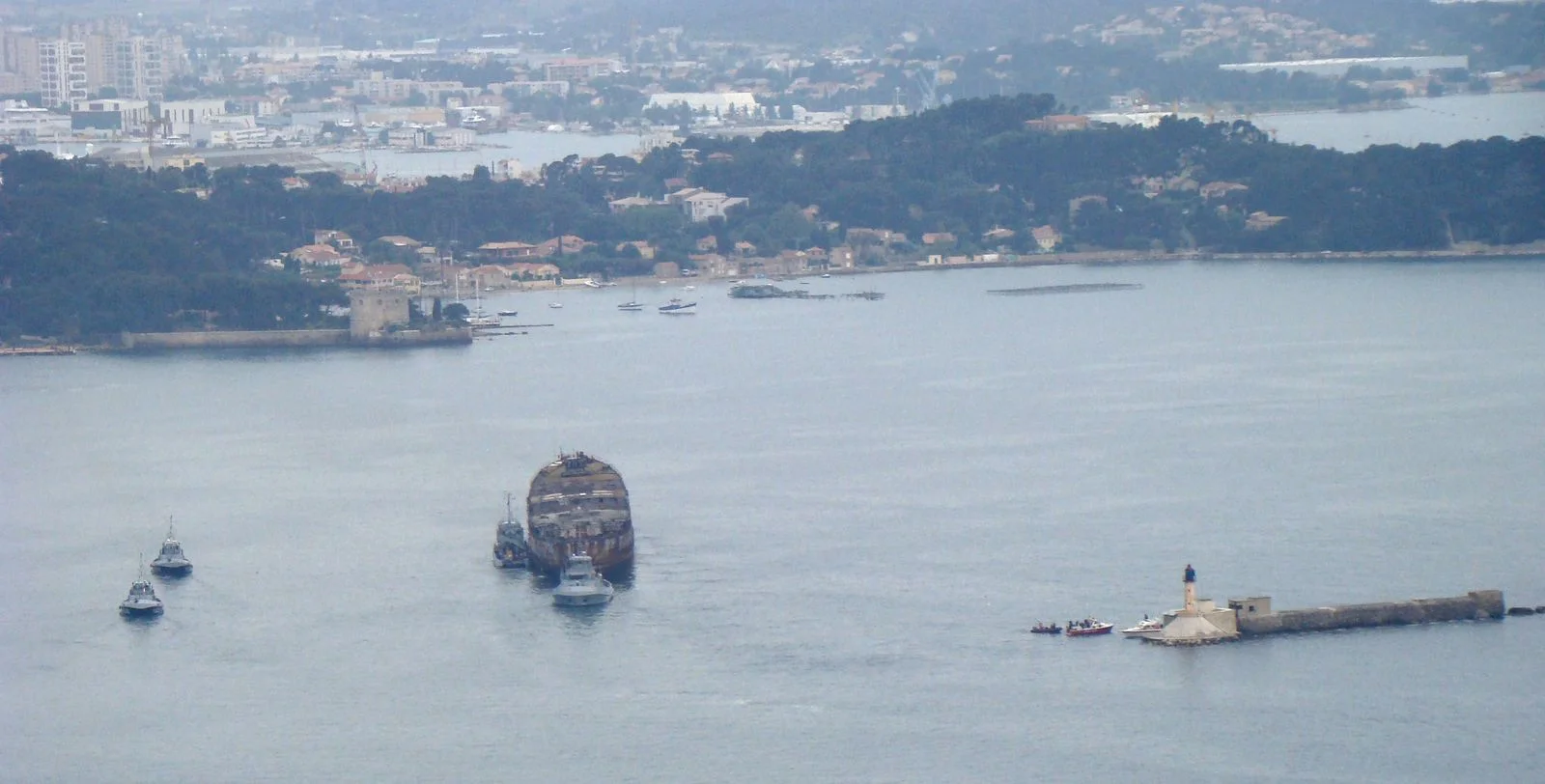 Arrivée à Toulon de la coque de l’ex-pétrolier Saône