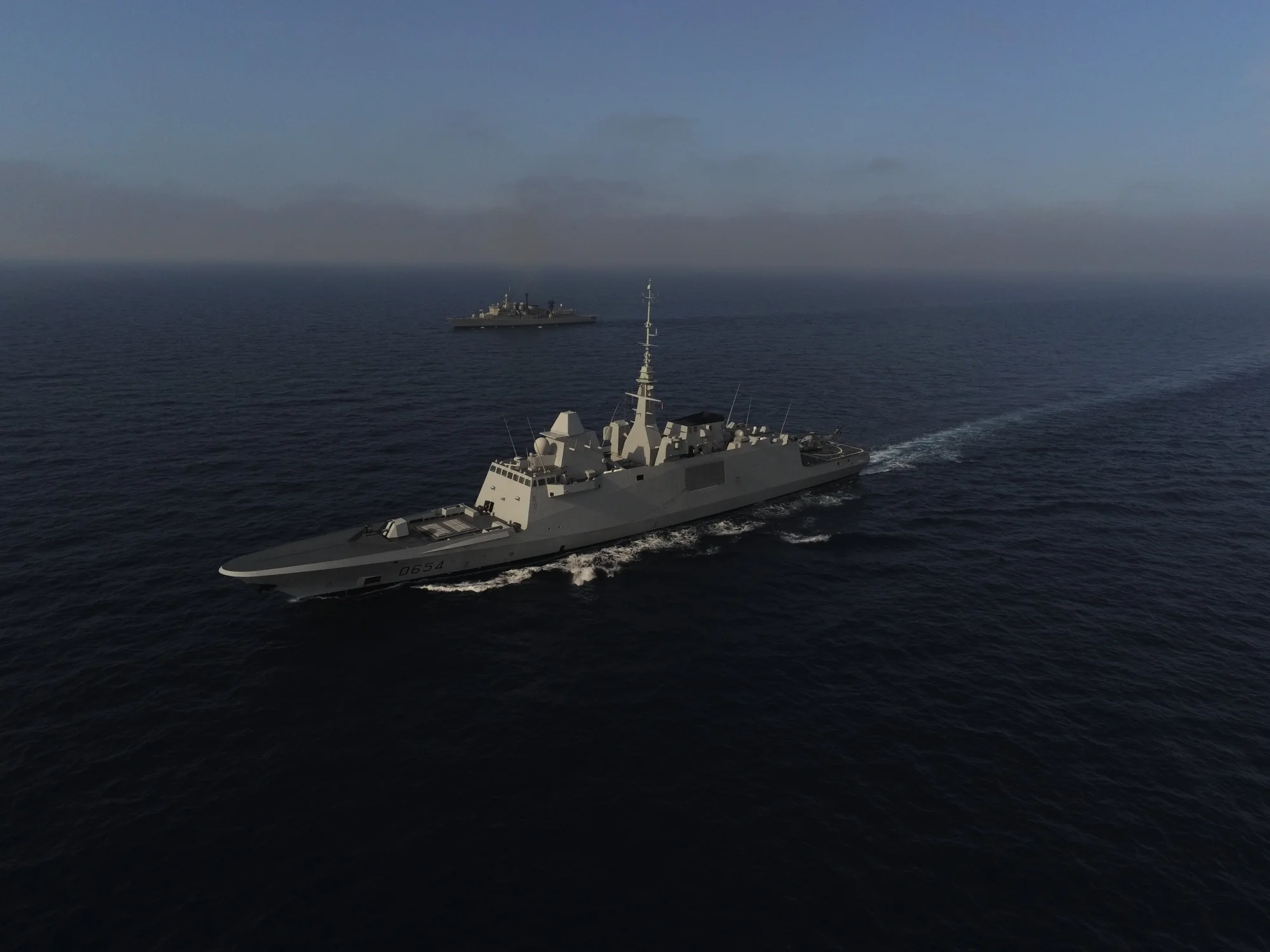 La frégate Auvergne et la frégate grecque Themistokles