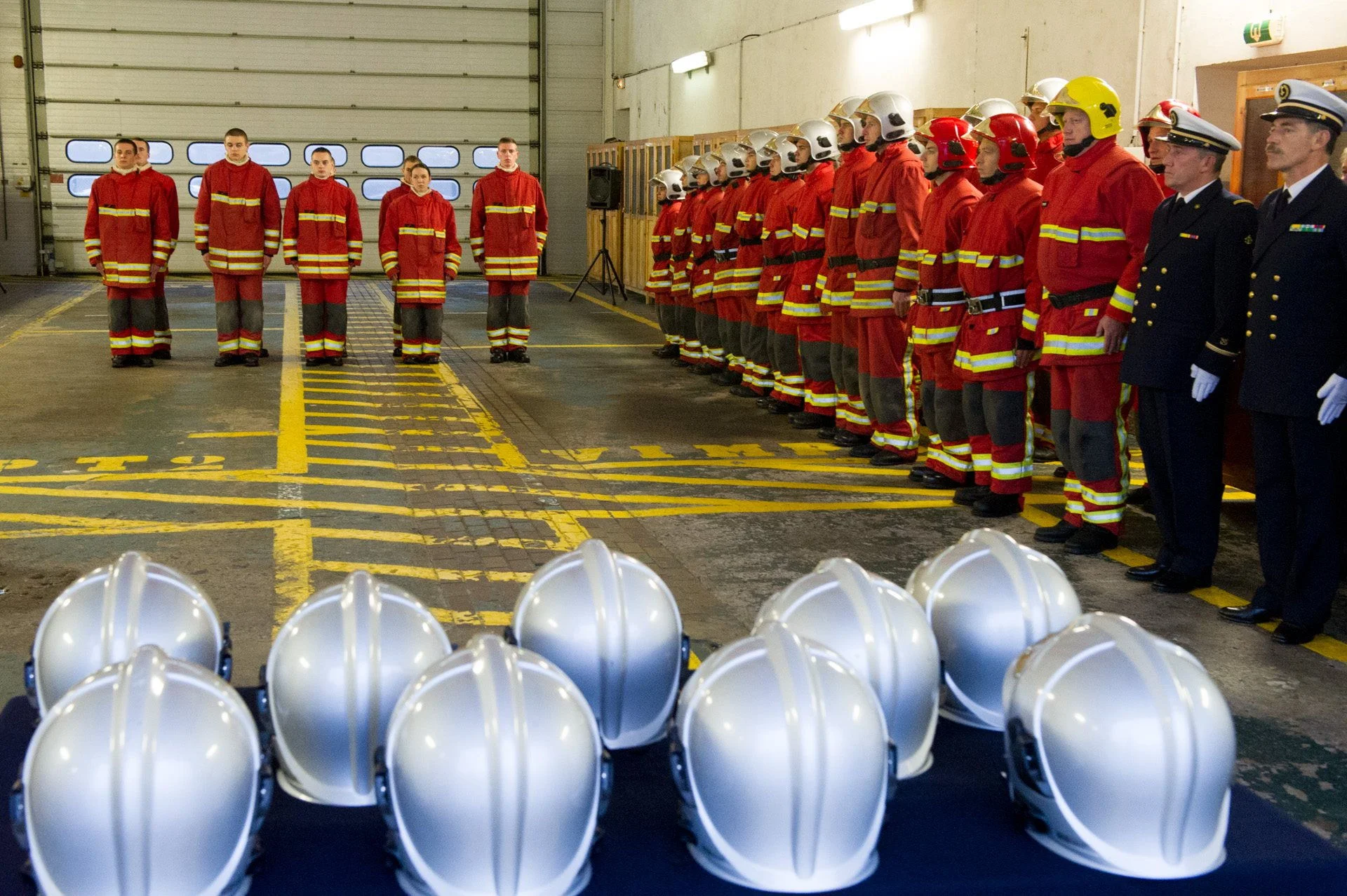 Remise de casques à de jeunes marins-pompiers de Cherbourg