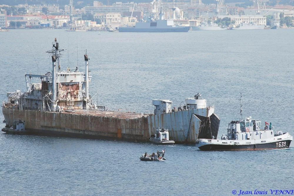 La coque de l’ex-Argens transférée à la base navale de Toulon