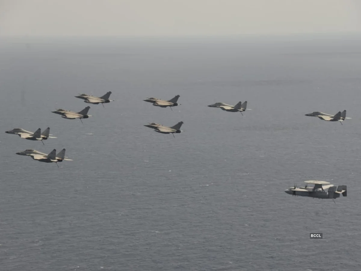 Les bâtiments sont survolés par des avions des 2 marines