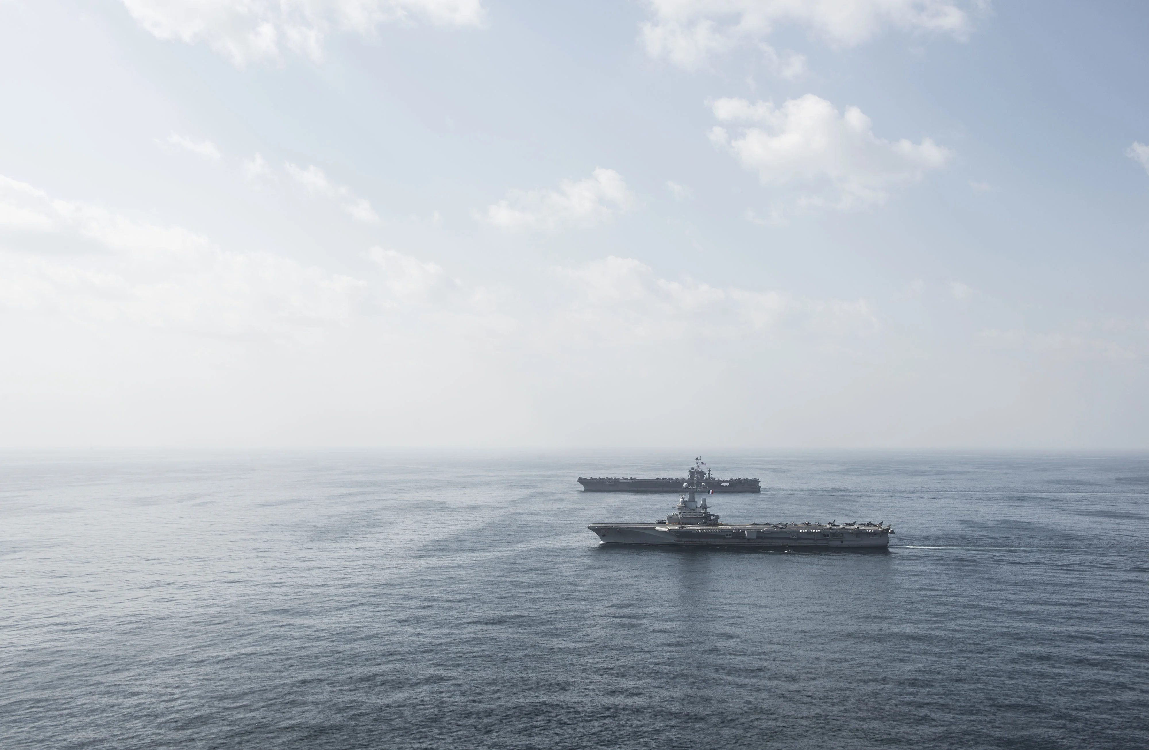 Opération Bois Belleau : Le porte-avions USS Harry S. Truman navigue aux côtés du Charles de Gaulle