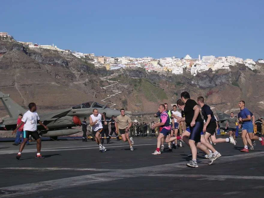 Du rugby sur le pont d'envol du Charles de Gaulle