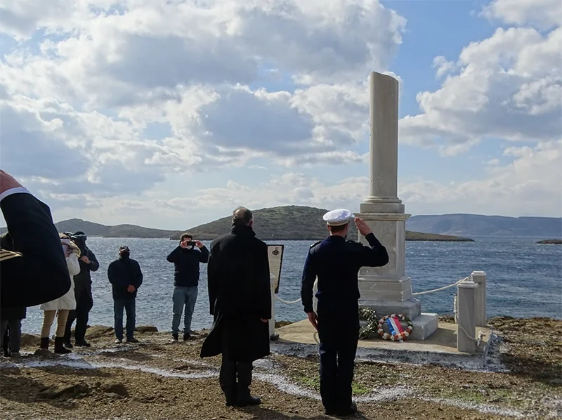 La frégate Provence rend hommage à l’enseigne de vaisseau Bisson en Grèce