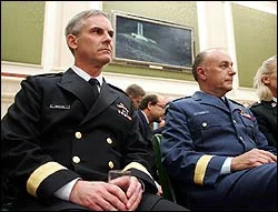 Des officiels assistent Ã  une commission du Parlement