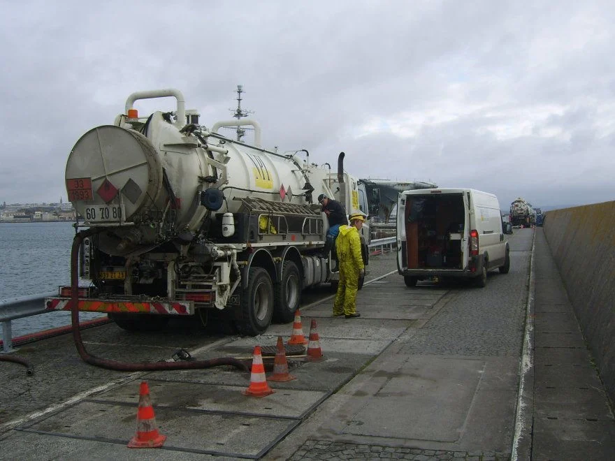 Nettoyage des quais de la base navale de Brest