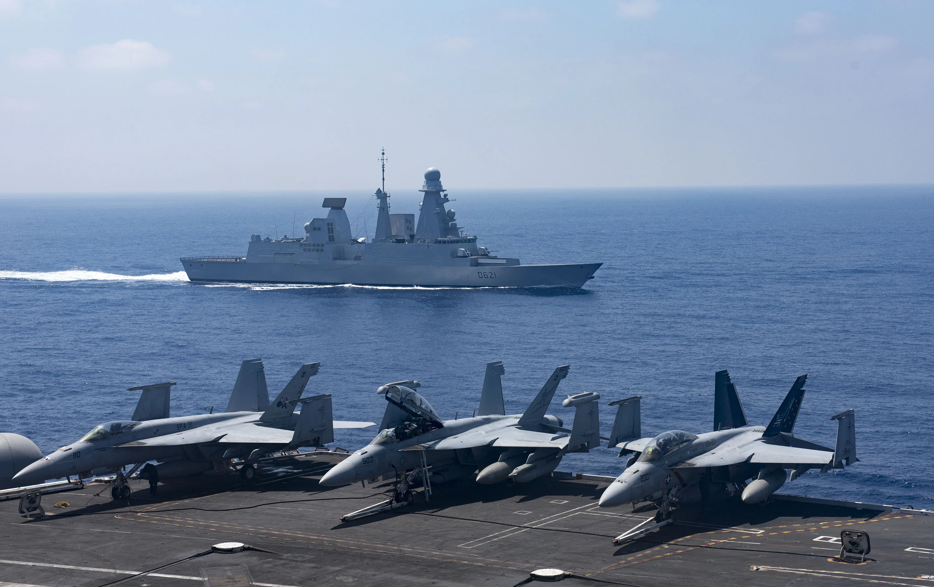 La frégate Chevalier Paul navigue en Méditerranée aux côtés du porte-avions USS George H.W. Bush
