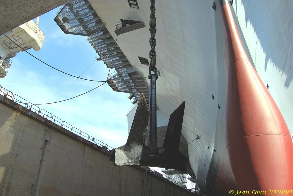 Le Charles de Gaulle ré-embarque ses lignes de mouillage