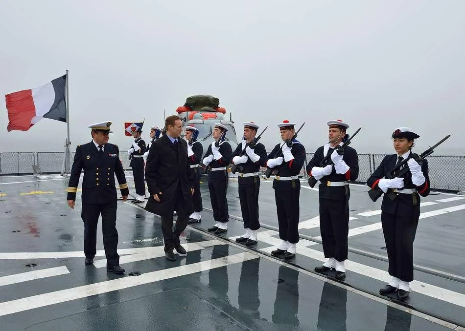 Revue des troupes à bord de l'Aquitaine par le ministre canadien de la défense