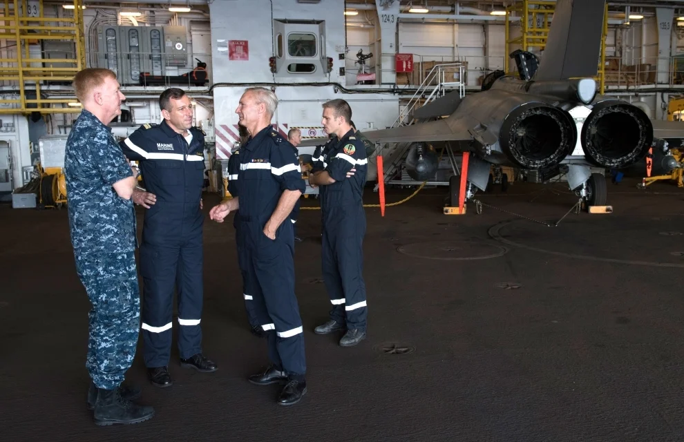 Le commandant de la 6° flotte US en visite à bord du Charles de Gaulle