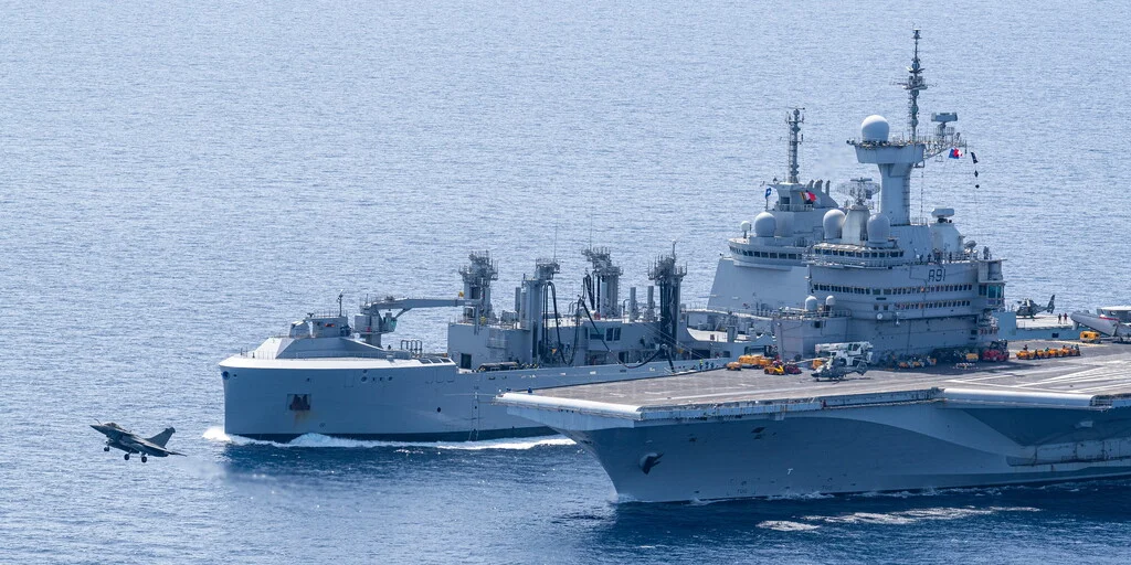 Le porte-avions Charles de Gaulle et le bâtiment ravitailleur de forces Jacques Chevallier