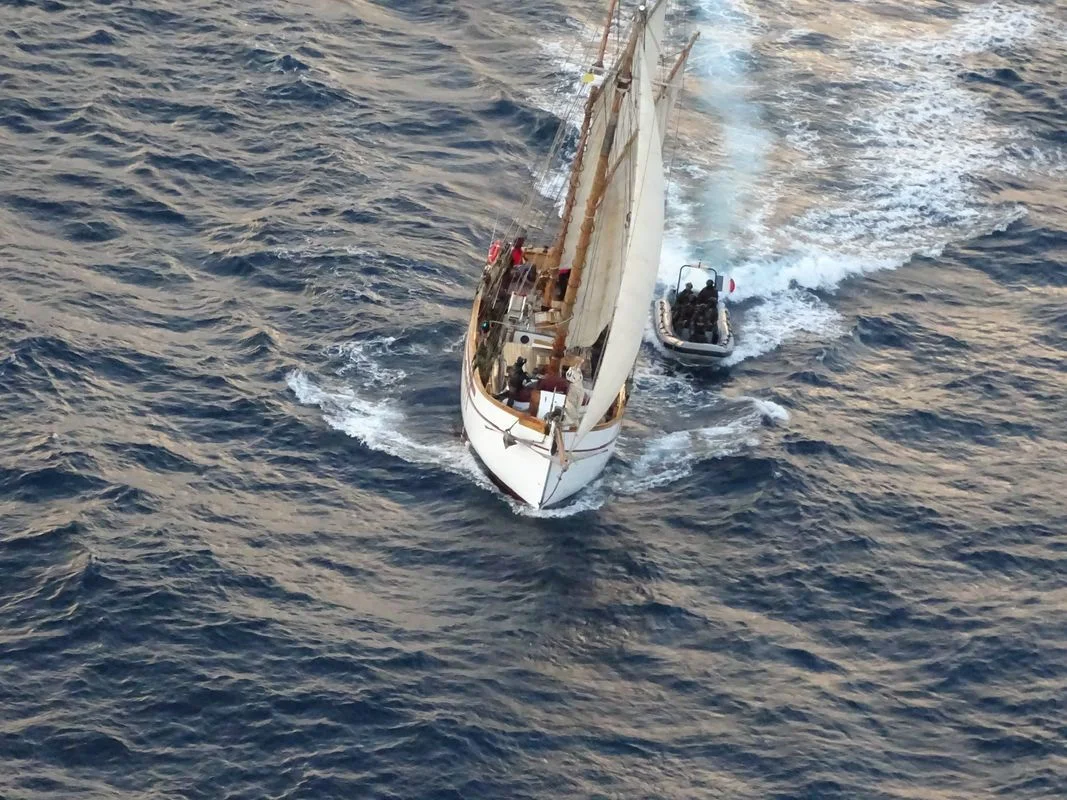 La frégate Ventôse intercepte un voilier et 22 kg de drogue au large de St-Vincent