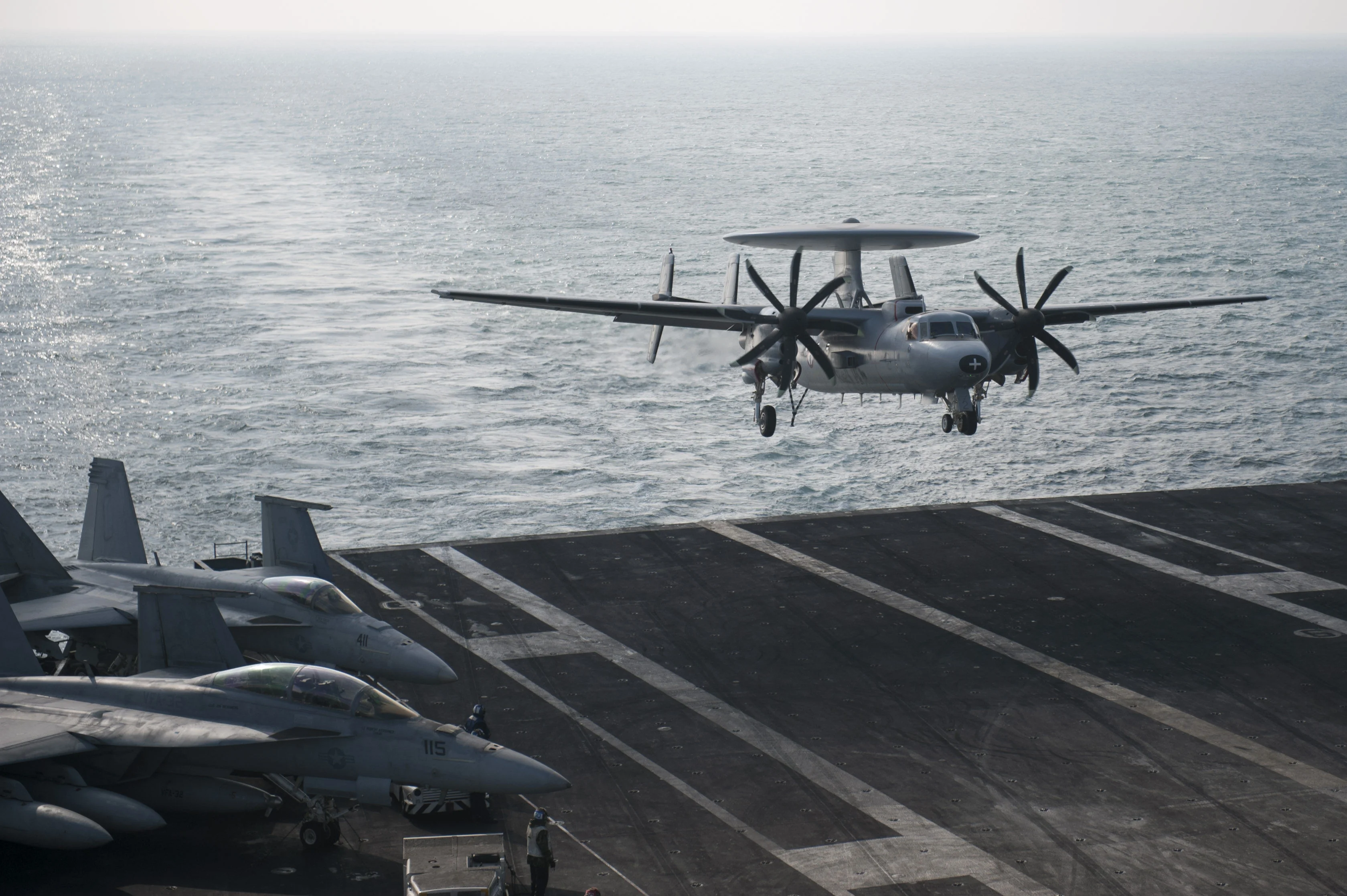 Un E2-C Hawkeye apponte sur l’USS Harry S. Truman