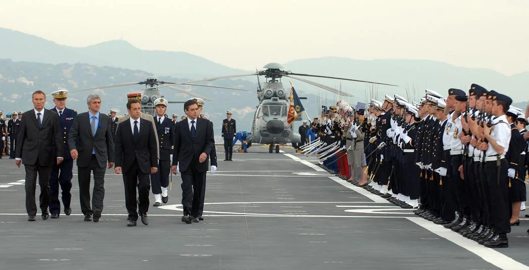 Le président passe les troupes en revue