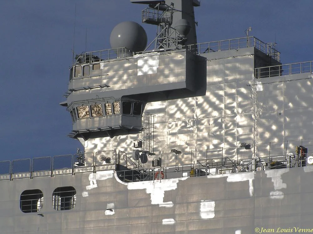 Jeux dâ€™ombre et de lumiÃ¨re sur la coque du Mistral