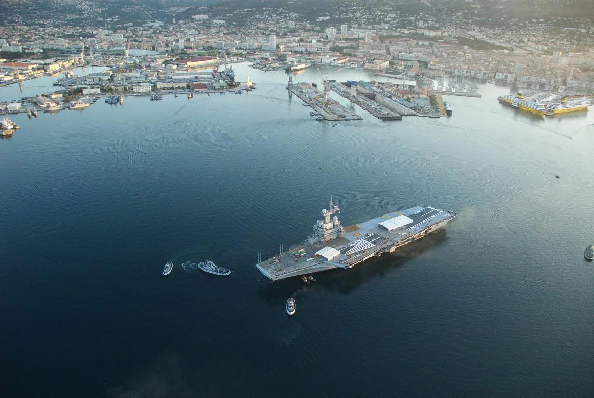 Sortie du bassin du porte-avions Charles de Gaulle