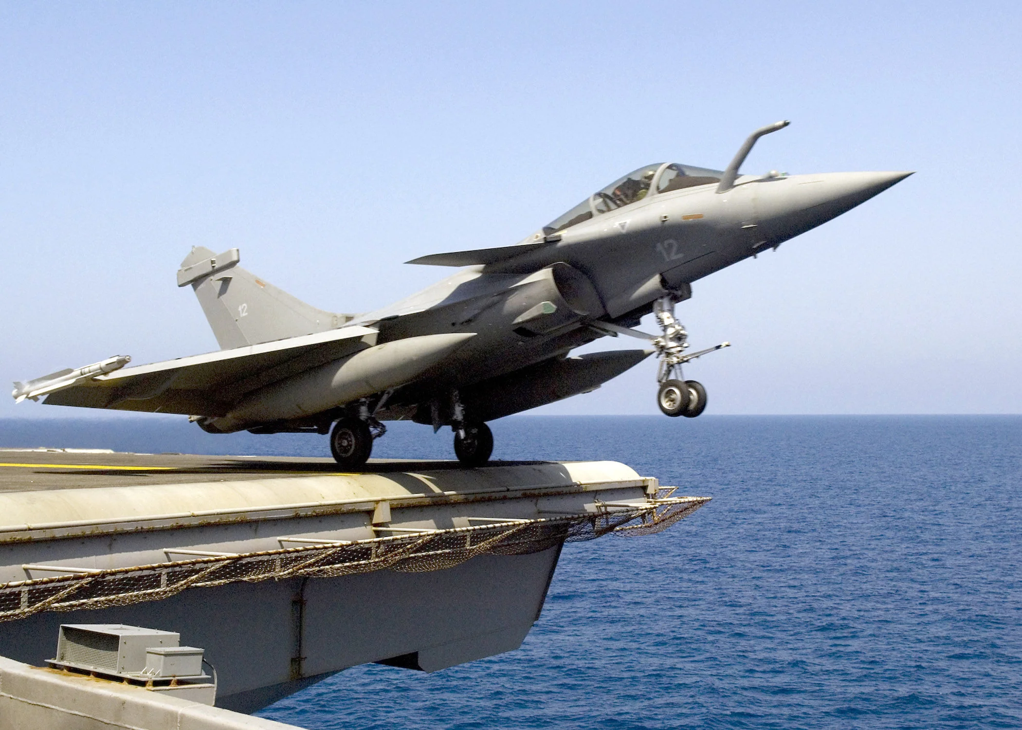 Un Rafale Marine décole de l'USS Entreprise