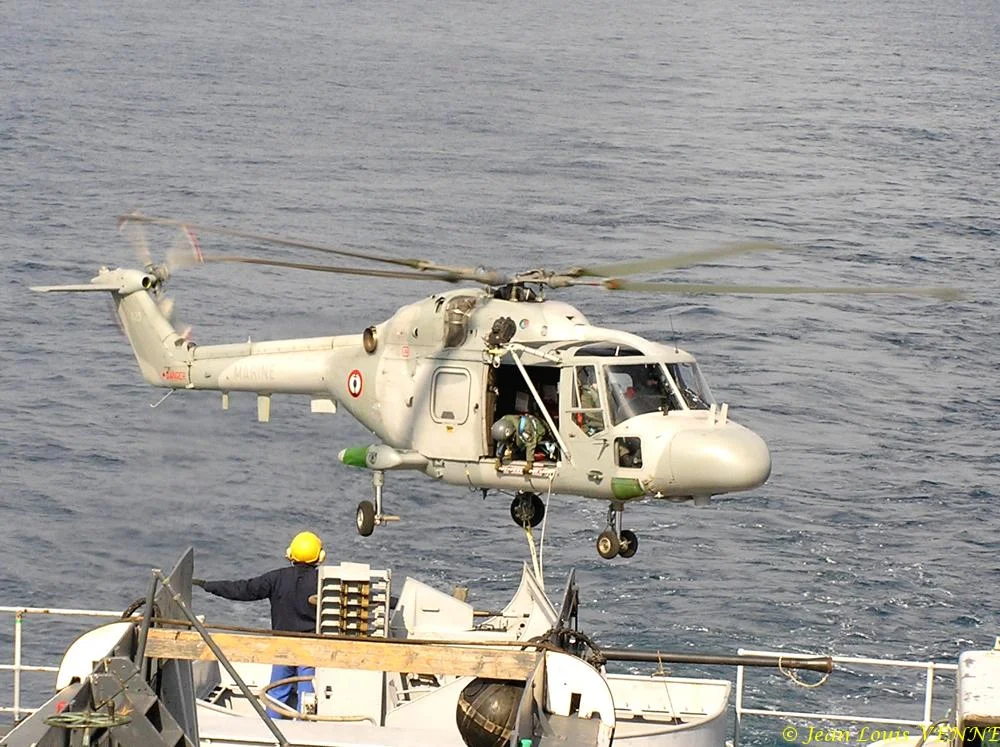Hélitreuillage d'un train d'atterrissage de Rafale vers le Charles de Gaulle
