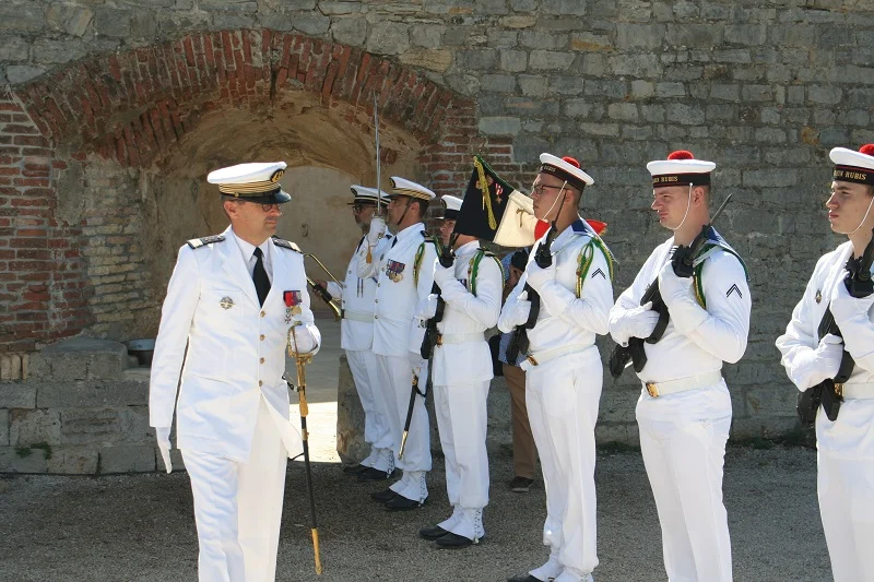 Le capitaine de vaisseau de Jaurias passe en revue la garde d'honneur