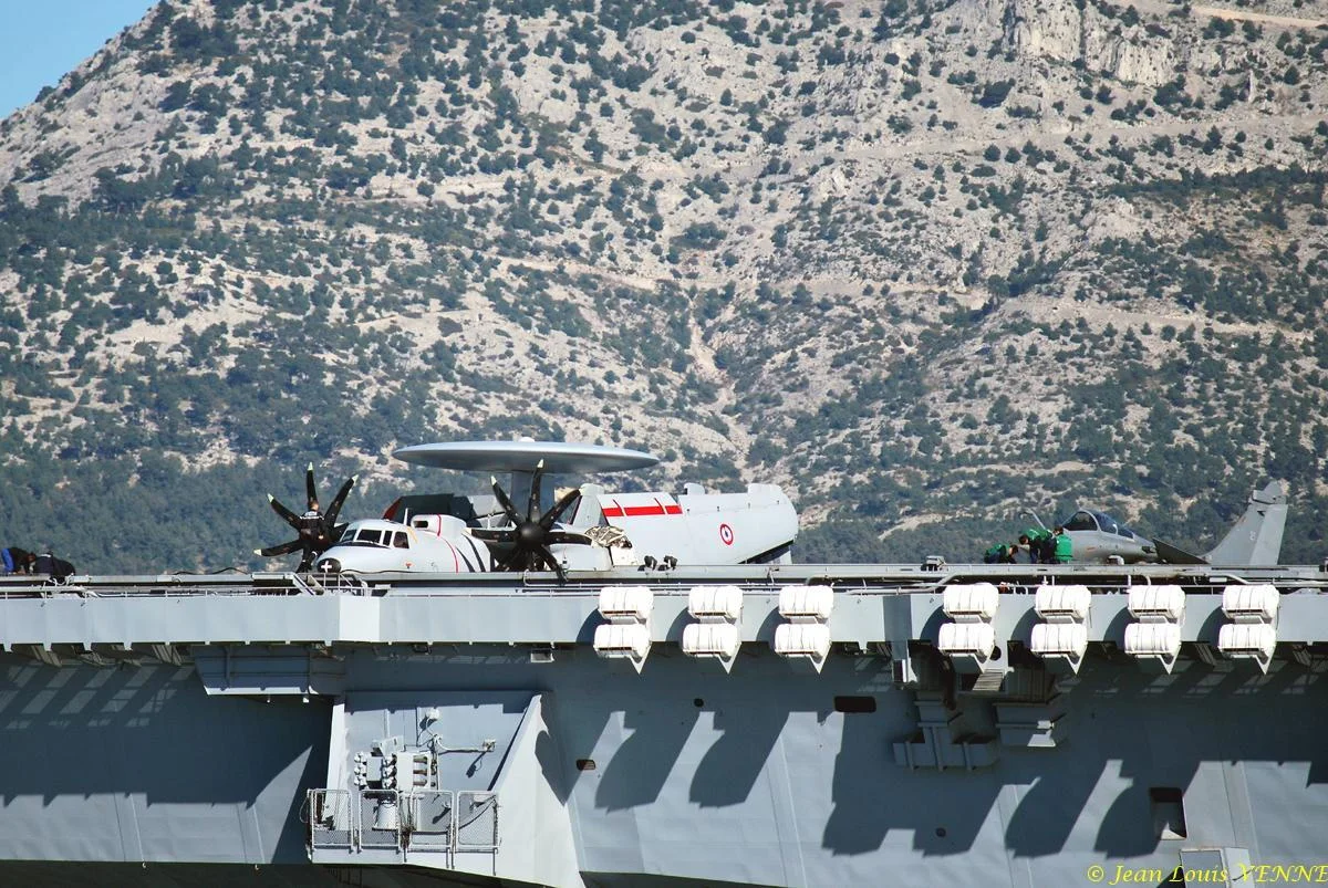 Le porte-avions Charles de Gaulle rentre de mer