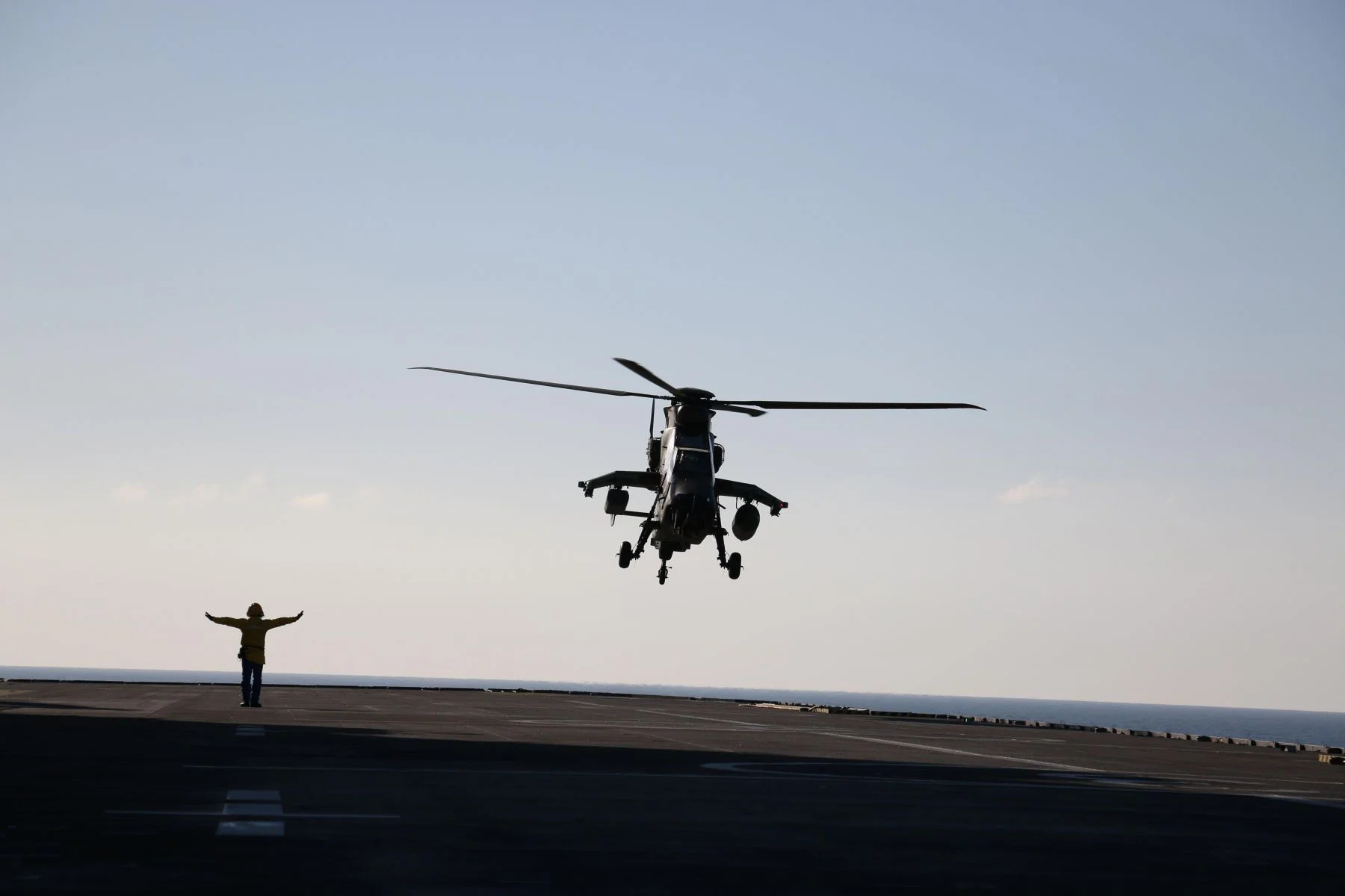 Un hélicoptère Tigre sur le pont d’envol du Dixmude