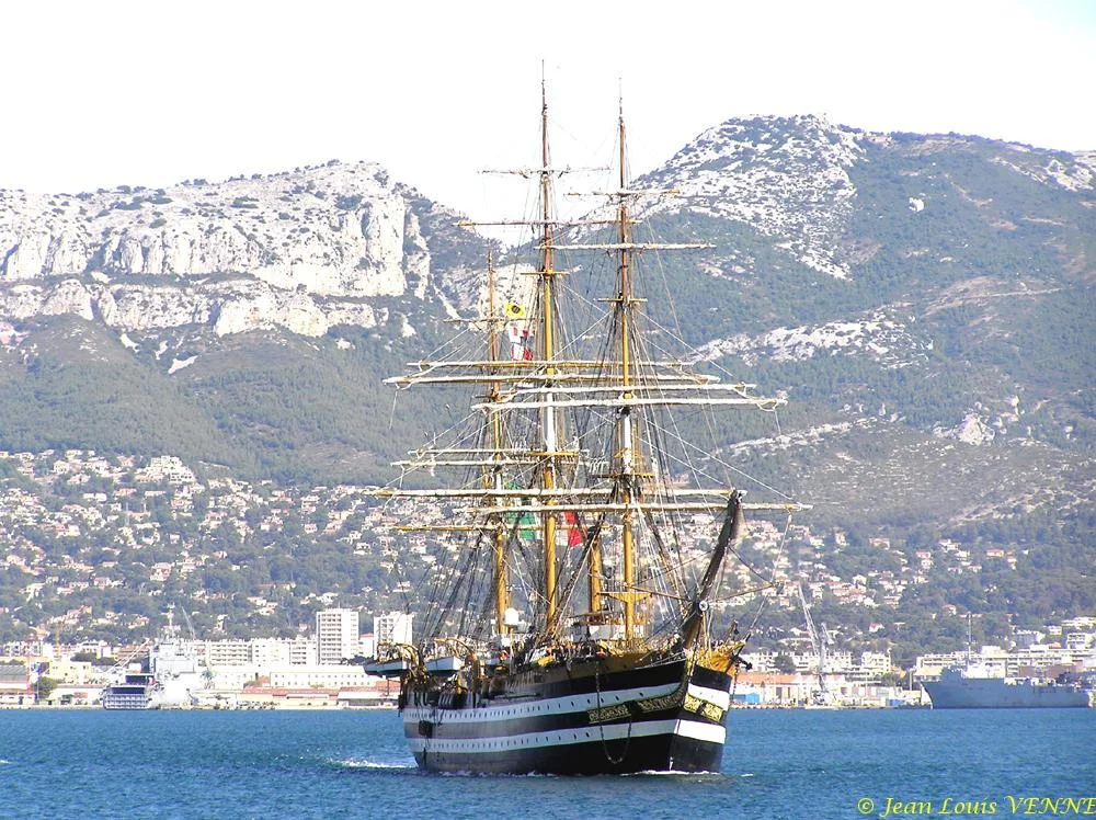 L’Amerigo Vespucci quitte Toulon
