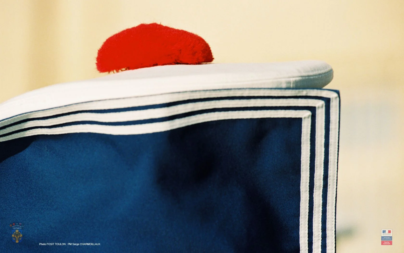 Col de marin et pompon rouge