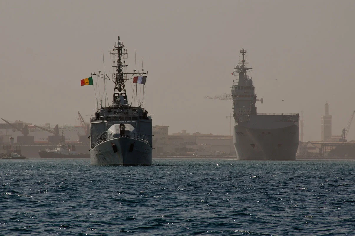 Le BPC Dixmude transite escorté par le LV Le Hénaff