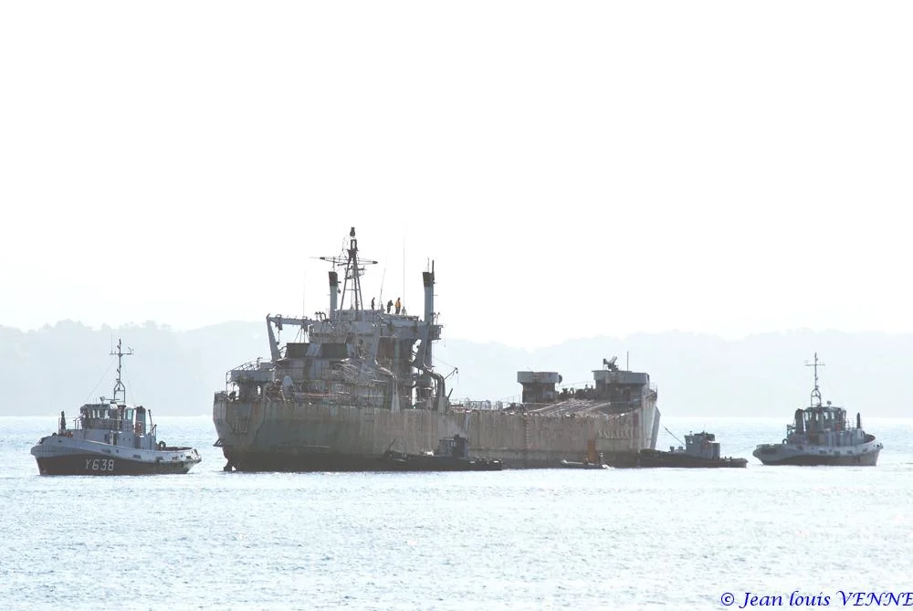 La coque de l’ex-Argens transférée à la base navale de Toulon