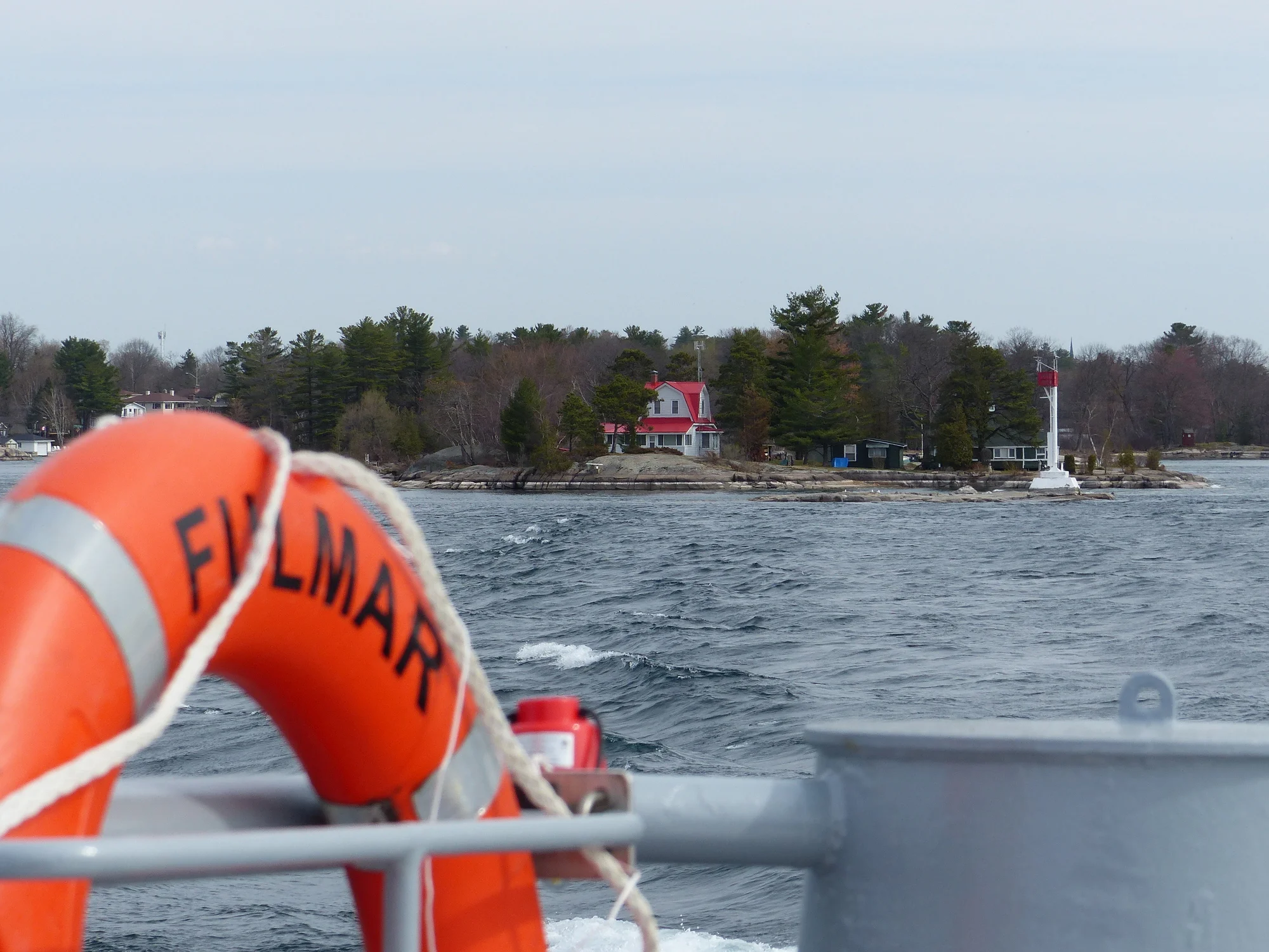 Le patrouilleur Fulmar de Saint-Pierre-et-Miquelon remonte le fleuve St-Laurent