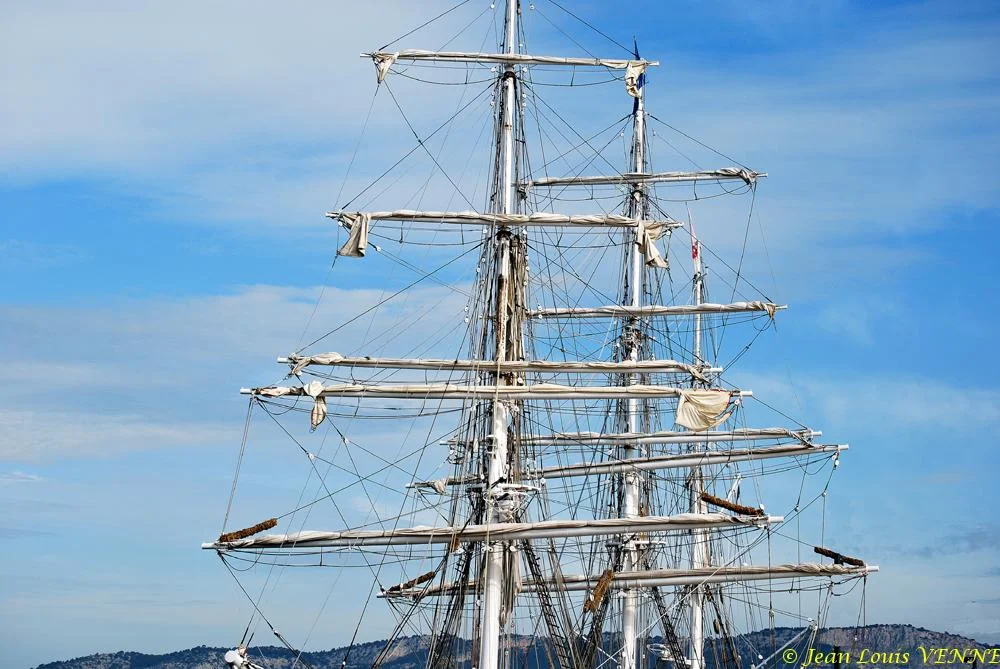 L’équipage installe les voiles sur les vergues du Bélem
