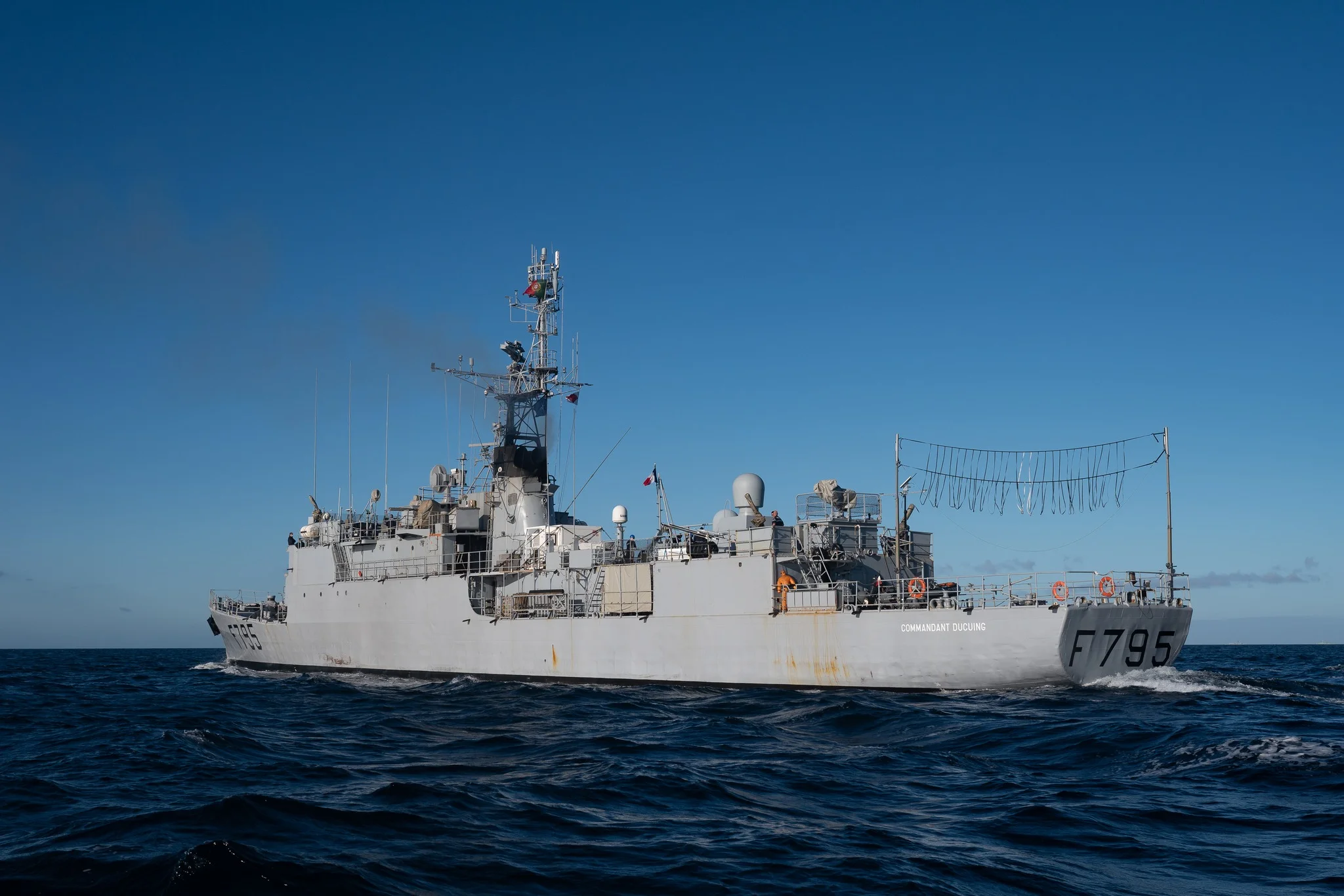 Le patrouilleur Cdt Ducuing avec un filet de récupération de drone