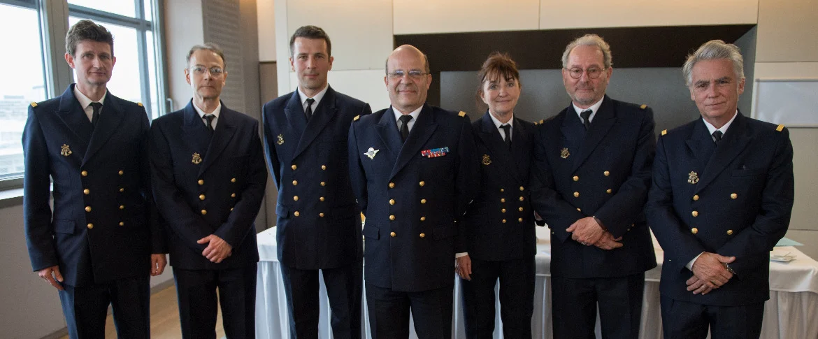 Les 5 nouveaux Peintres Officiels de la Marine autour du chef d'état-major