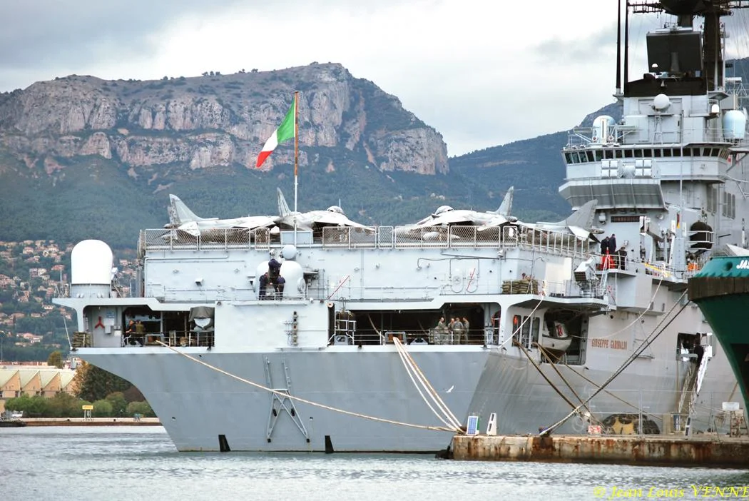Le porte-avions Garibaldi